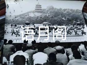 70年代颐和园万寿山下样板戏演出，远处条幅上有华主席字样