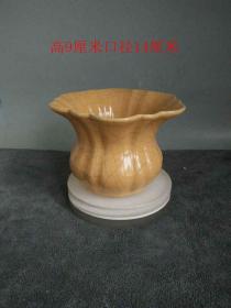 宋代官窑黄釉开片瓷器