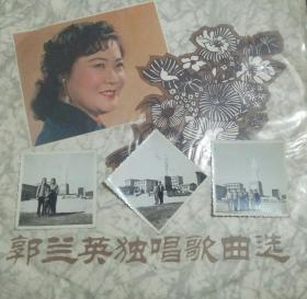 **时期黑白照片三张：毛主席挥手塑像，林彪语录碑(读毛主席的书...）前合影