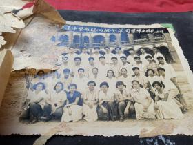 原况单本成册老影集老相册发布第25-1--—五六十年代福建省厦门集美中学（中华医学会福建省晋江地区分会放射学会）张维绰同志相关黑白及彩色合影老相册、老照片、老影集、老相片、老像片一册共120张照片（另含两张红色凤鸟剪纸、陈环兴一张请帖、背贴几十张民国37年（1948年）3-4月台湾中央日报剪报）补图1（补图仅供查看，勿拍）。