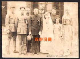 民国老照片，抗战期间军人家庭结婚合影老照片，民国29年裹着绑腿的战地军人
