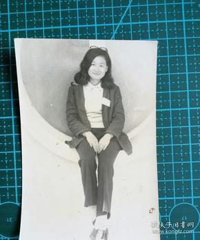 台湾70年代女青年照片一枚