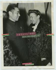1946年1月周恩来在四川重庆接受国际新闻社记者夏洛特埃伯納的采访，主要内容是内战以及国共谈判之后相关问题。1946年老照片。