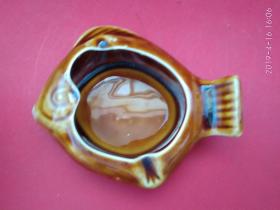 创汇期“中国制造”款酱釉动物趣味造型烟灰缸 （热带鱼）色彩鲜美，釉水丰厚