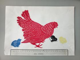 饲雏 母鸡和小鸡觅食 传统手工剪纸 民间艺术 托裱 （年代：2000年）