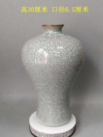 少见的宋代传世官窑冰裂开片瓷赏瓶
