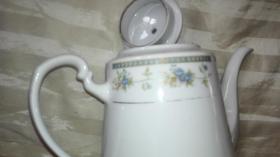 八十年代唐人瓷茶壶 八十年代唐人瓷茶壶。高19厘米。宽23厘米。直径13厘米。重817克。品相如图。