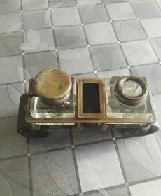 五十年代的文房用品，架为白铜溜金，容器是玻璃器，底座是老红木卷，书房中的佳品。