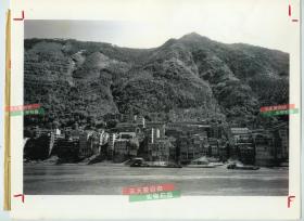 1992年三峡大坝开闸放水前还没有被淹没的沿江城市照片一张，可能是四川重庆或湖北宜昌一带，现在已经永远的沉入水底了。27.8X21.5厘米