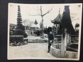 早期1951年苏州灵岩山上灵岩寺吴王井旁一青年男子留影及周边景象，背景有亭子、奇石和游人。影像清晰、再现当时灵岩寺此处风貌、颇为难得，背有注释