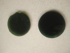 民国绿色茶镜一对有残。直径4.7厘米。