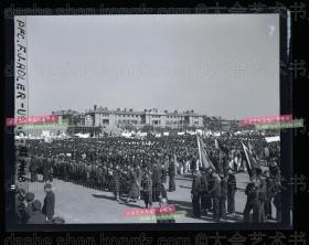 1945年天津各界在民园体育场“庆祝双十节欢迎盟军大会”会场全景原版照片底片一张，尺寸为12.7X9.9厘米