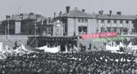 1945年天津各界在民园体育场“庆祝双十节欢迎盟军大会”会场全景原版照片底片一张，尺寸为12.7X9.9厘米