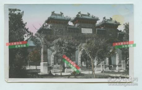 清代1910年科举最高教育机构，北京国子监门北甬道琉璃牌坊古建筑~圜桥教泽坊老照片，其背面上刻“学海节观”。