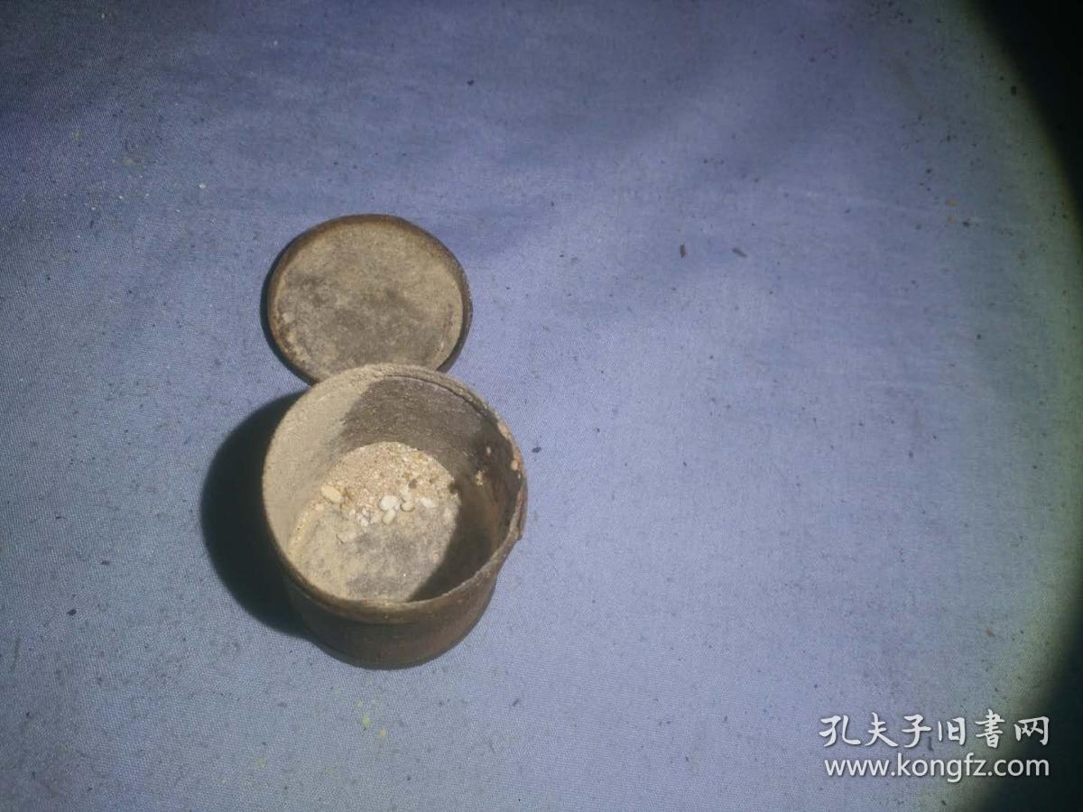 （箱6）民国满洲国时期 日本 安民大药房 铁广告盒，内有粉，尺寸4*3.2cm