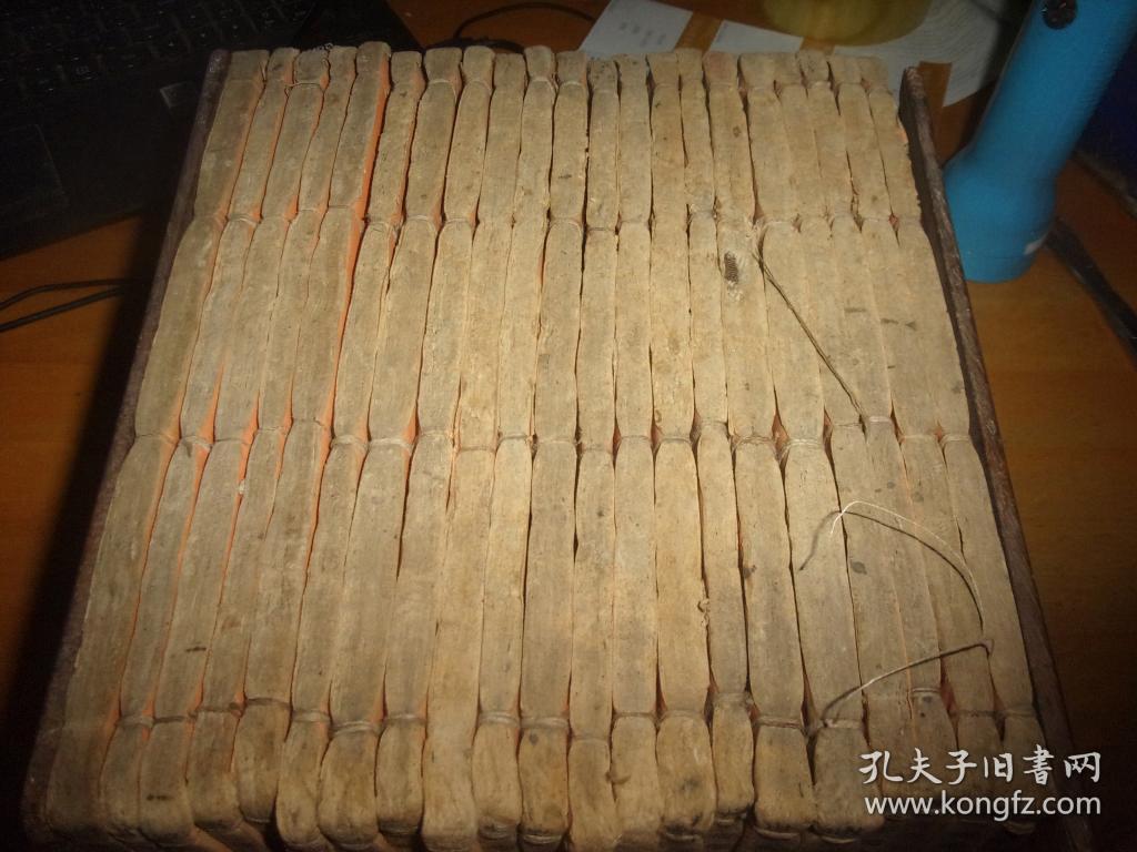 清木刻本---陈修园公余医录十六种合刻--书口书名为南雅堂全集--应28本全,今存21本,差7本--16种存大多种全--约窄16开大小---带2块酸枝夹板