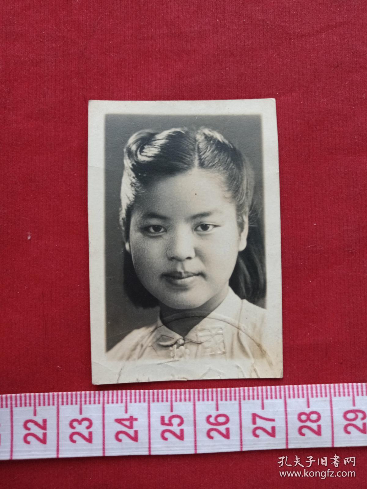 女单身照片第60--中国生物化学家，中国科学院院士、学部委员、中科院微生物所研究员张树政院士生前旧藏《标准黑白2寸证件照、背有签字及印章、约30年代左右中学时期照片》老照片、老相片、老像片