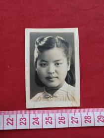 女单身照片第60--中国生物化学家，中国科学院院士、学部委员、中科院微生物所研究员张树政院士生前旧藏《标准黑白2寸证件照、背有签字及印章、约30年代左右中学时期照片》老照片、老相片、老像片