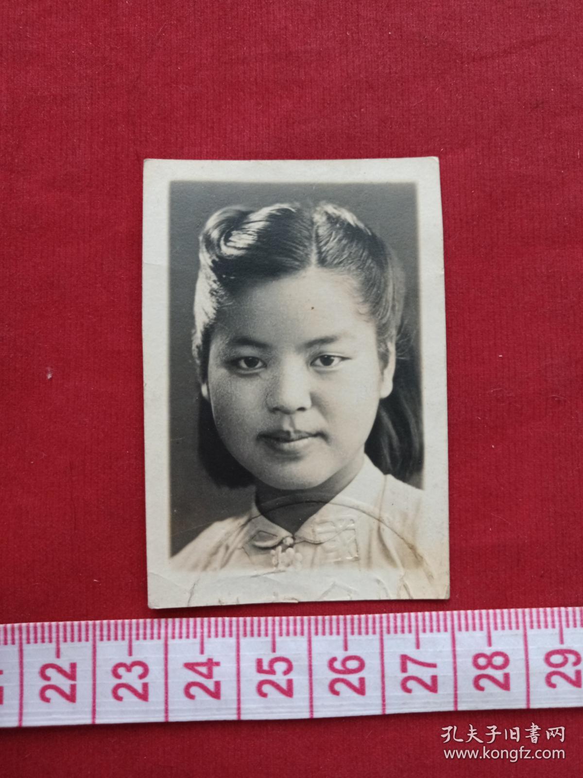 女单身照片第60--中国生物化学家，中国科学院院士、学部委员、中科院微生物所研究员张树政院士生前旧藏《标准黑白2寸证件照、背有签字及印章、约30年代左右中学时期照片》老照片、老相片、老像片