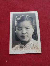 女单身照片第60--中国生物化学家，中国科学院院士、学部委员、中科院微生物所研究员张树政院士生前旧藏《标准黑白2寸证件照、背有签字及印章、约30年代左右中学时期照片》老照片、老相片、老像片