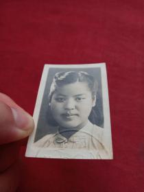 女单身照片第60--中国生物化学家，中国科学院院士、学部委员、中科院微生物所研究员张树政院士生前旧藏《标准黑白2寸证件照、背有签字及印章、约30年代左右中学时期照片》老照片、老相片、老像片