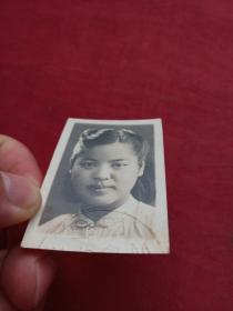 女单身照片第60--中国生物化学家，中国科学院院士、学部委员、中科院微生物所研究员张树政院士生前旧藏《标准黑白2寸证件照、背有签字及印章、约30年代左右中学时期照片》老照片、老相片、老像片