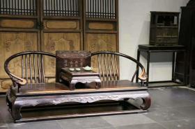 双人椅，材质，榆木，尺寸长200，厚85，高83，背板刻有诗句，制式典雅文气，可置雅室，会所，书房，文人雅士空间陈设 运费自理