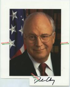 美国老布什总统的国防部长，小布什总统的副总统。他那一代人中最有影响力的共和党政治家之一，理查德·布鲁斯·切尼 (Richard Bruce Cheney)亲笔签名照片，有人认为是他为了石油，挑唆小布什进行伊拉克战争, 比喻为《星球大战》电影中的大反派--黑暗骑士达斯·维达伯爵
