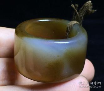 【精品收藏仿古辽金时期纯天然红玛瑙扳指老玛瑙戒指指环挂件】材质:玛瑙玉髓
尺寸:条宽1.8厘米,内径2.2左右尺寸为手工测量,可能存在误差,以收到的实物为准,敬请注意。
温馨提示:此类珠饰均为仿古手工珠,都会有一定程度的磨痕或者残裂.
