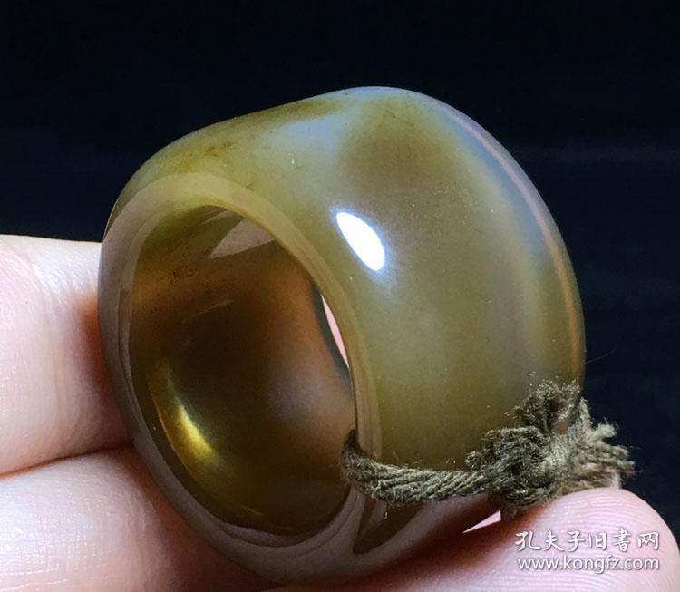 点击查看原图 【精品收藏仿古辽金时期纯天然红玛瑙扳指老玛瑙戒指指环挂件】材质:玛瑙玉髓
尺寸:条宽1.8厘米,内径2.2左右尺寸为手工测量,可能存在误差,以收到的实物为准,敬请注意。
温馨提示:此类珠饰均为仿古手工珠,都会有一定程度的磨痕或者残裂.