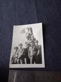 80年代军人升旗合影一张，老照片