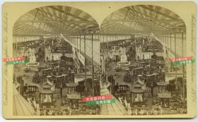1876 年美国费城世博会中国馆，展区内部俯瞰全景，基本所有中国展柜和展品一览无余。蛋白立体照片一张。