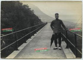 清代香港山顶宝云道上一拿伞的年轻男子老照片。14.4X10.1厘米。宝云道连接香港岛半山区至黄泥涌峡一带。道路西接中环马己仙峡道，穿过湾仔峡的湾仔峡道，东接司徒拔道、黄泥涌峡道及大坑道交界。道路以第九任香港总督宝云命名。香港日治时期，道路曾被改名为雾岛通。
