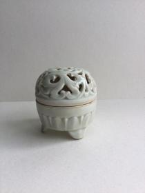 青白釉镂空缠枝莲瓣纹球型熏香炉