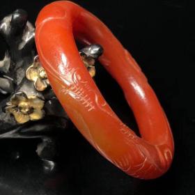 乡下收天然红老玛瑙精工雕刻【龙纹手镯】
尺寸：内径57毫米，条粗：14.5毫米