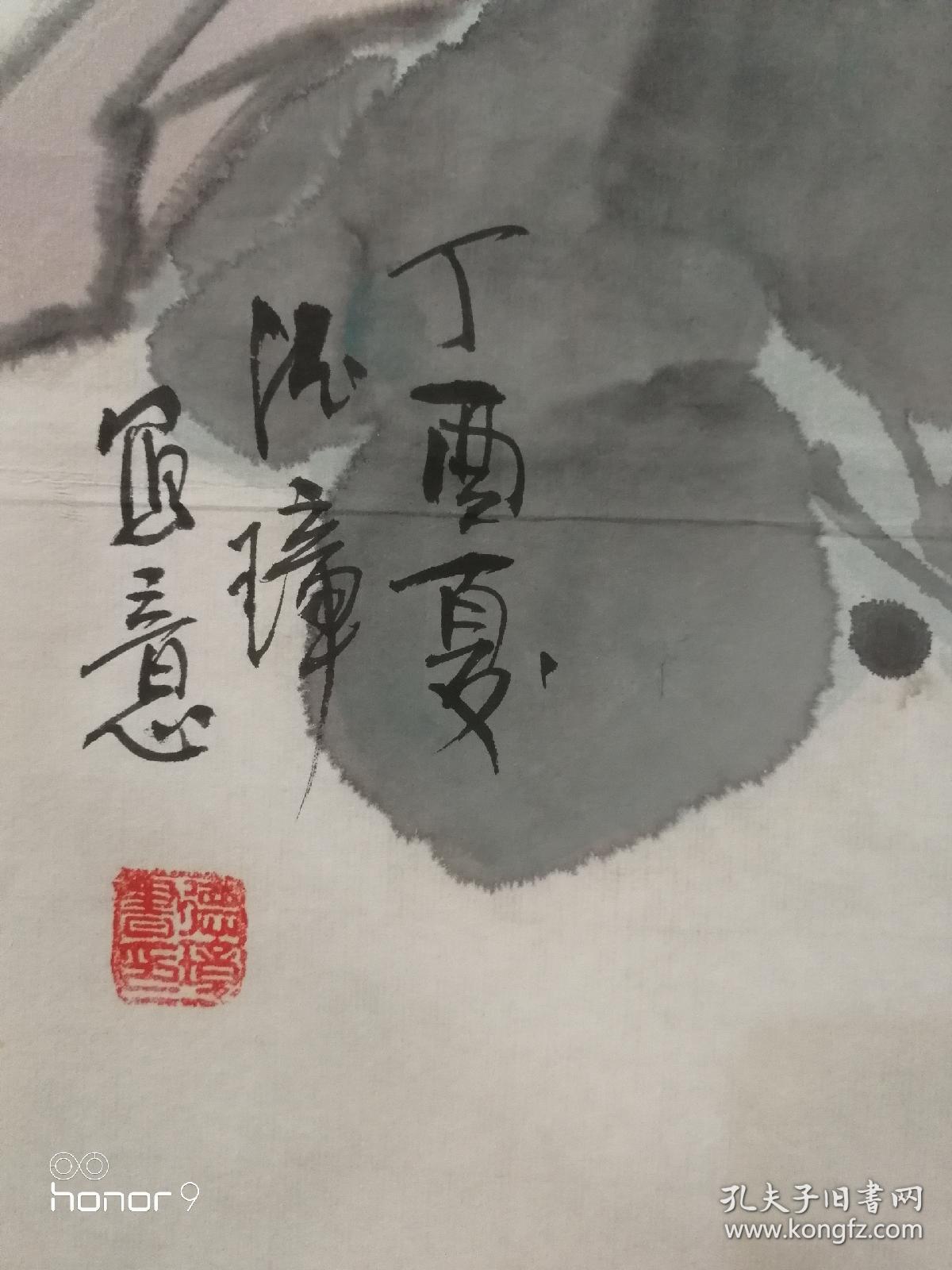 刘德璋1942年生，河南开封人。曾任海燕出版社美编室主任，美术编审职称。1982年始为中国美术家协会会员，历任河南省美协第三届、第四届理事，河南省美协漫画艺委会主任，河南省科普美协副主席。现担任河南省炎黄书画院常务副院长，河南省慈善书画院副院长，河南省书画院特聘画家。文化部中外文化交流中心国韵文华书画院特聘画家。