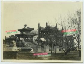 民国时期北京颐和园荇桥西端“冲天柱”牌楼，西侧题记“云岩”，桥上有个批斗篷的民国小女孩。泛银