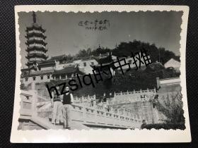 早期1957年国庆江苏镇江金山寺男女留影及周边景象，清晰好品、颇为难得