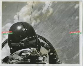 1955年在中国台湾省海峡上空，后排座椅视角拍摄的美军喷气式战斗机进行航空演习老照片。25.3X20.5厘米