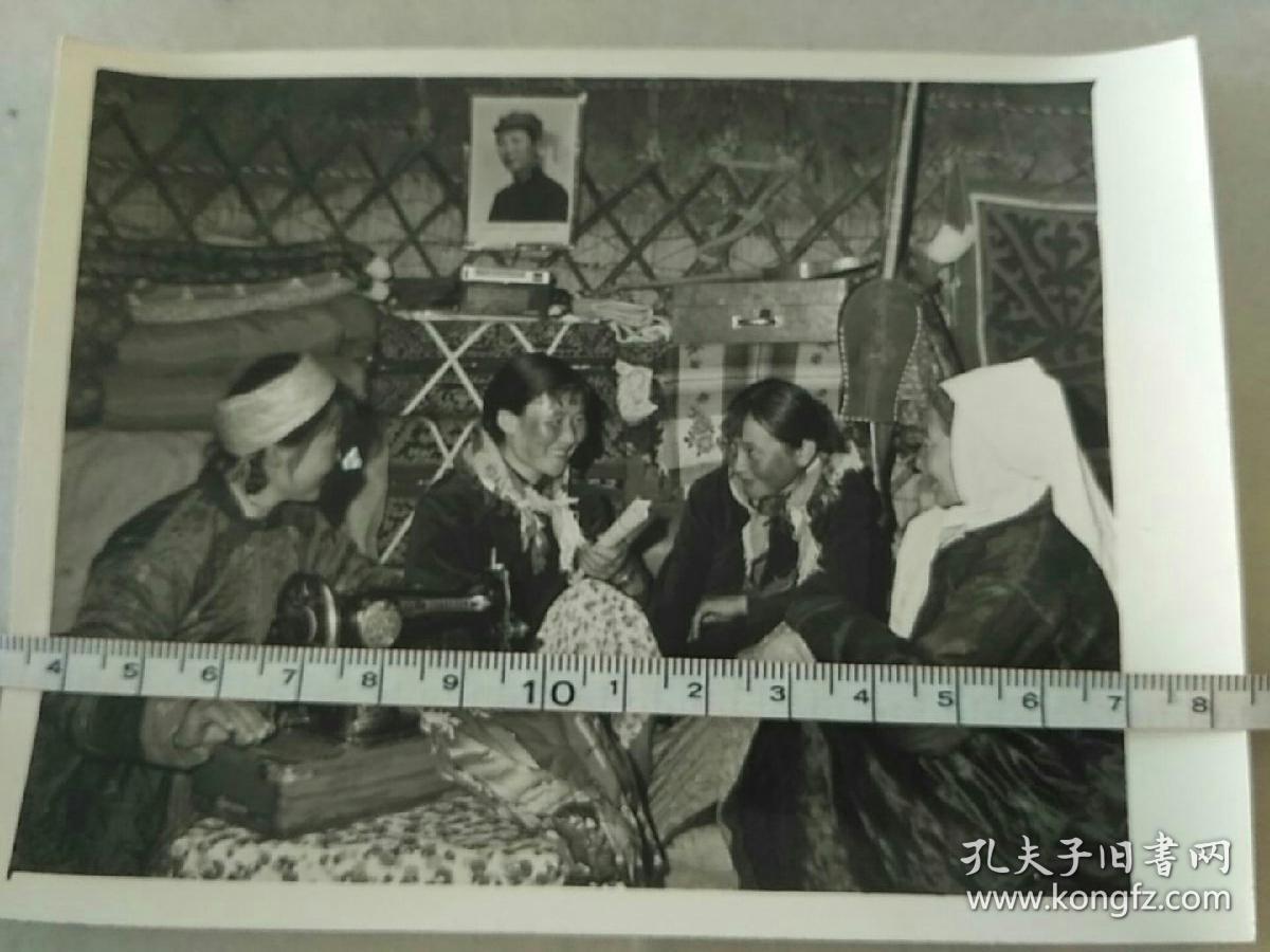 1973年甘肃省阿克塞哈萨克族自治县团结社员哈弟卡宣传政策毛主席像