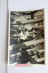 民国1940年代左右旅居生活在南京长江江边的外国摄影师拍摄的大幅风光照片，第34张，内容为：庭院中的小女孩