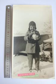 民国1940年代左右旅居生活在南京长江江边的外国摄影师拍摄的大幅风光照片，第35张，内容为：南京的雪，小男孩