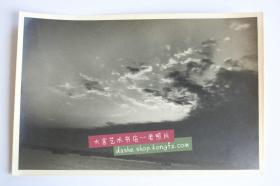 民国1940年代左右旅居生活在南京长江江边的外国摄影师拍摄的大幅风光照片，第38张，内容为：扬子江上乱云飞渡霞光万丈