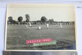 民国1940年代左右旅居生活在南京一带长江江边的外国摄影师拍摄的大幅风光照片，第40张，内容为：外国人打棒球