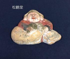 《大黑天》1件，日本老旧精美陶器，该陶器造型少见独特，原本应是一件壁挂，正面彩绘，面容欢喜，神情庄严讨喜，有较高艺术水平，从包浆等看应是年代极为久远之物。