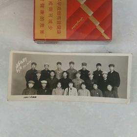 1970年，将革命进行到底。合影。大部分戴毛主席像章