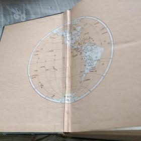 世界知识手册。一九五四年版。世界知识出版社。繁体竖印新标点。图文表并茂。有点厚。