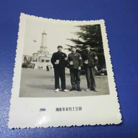 红卫兵合影照，手持语录本，66年于湖南革命烈士公园