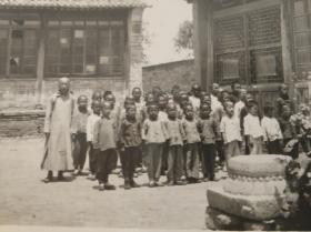 民国北京城里小学生集体合照及老师照片一张