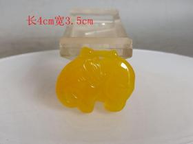 清代传世老黄玛瑙大象挂件